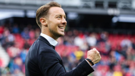 صورة مسربة.. يايسله يوقع للأهلي رسميا حتى عام 2026