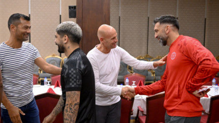 بالصور| كايزر يصل معسكر الشباب في البطولة العربية