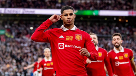 مانشستر يونايتد يهزم نيوكاسل بثنائية ويتوج بكأس الرابطة المحترفة