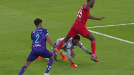 الربيعي يثير غضب جماهير الأهلي.. خطأ فادح ومطالب بطرد اليامي