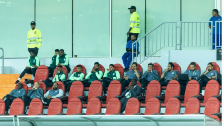 نجم السعودية يغادر الملعب في سيارة الإسعاف.. إصابة تثير القلق