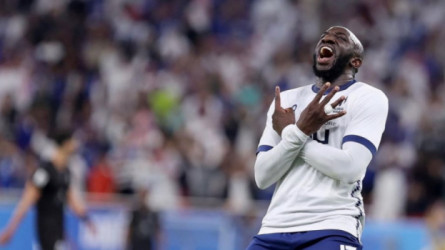 بيتروس يسخر من أسطورة الهلال.. وماريجا يشتبك مع صديق تاليسكا