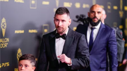 ليونيل ميسي يصل إلى حفل الكرة الذهبية برفقة زوجته وأبنائه