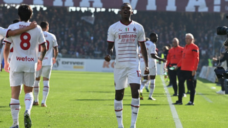 ميلان يضغط على نابولي بفوز مثير على ساليرنيتانا بثنائية