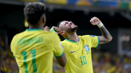 صورة| مشجع برازيلي يستنجد بنيمار.. خذني إلى السعودية