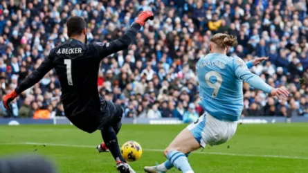 المفترس يهين أليسون ويفك العقدة في قمة الدوري الإنجليزي