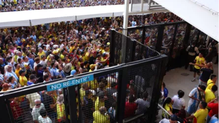 فوضى تتسبب في تأجيل مباراة الأرجنتين وكولومبيا بنهائي الكوبا