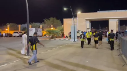 جمهور الاتحاد يغادر بعد الفضيحة الكروية أمام الهلال في الشوط الأول