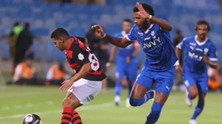 خبير تحكيمي يفجرها.. هل استحق الهلال ركلتي جزاء في مباراة الرياض؟