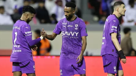 خبير تحكيمي يفجرها.. هل تهرب الحكم من احتساب ركلة جزاء للهلال أمام الطائي؟