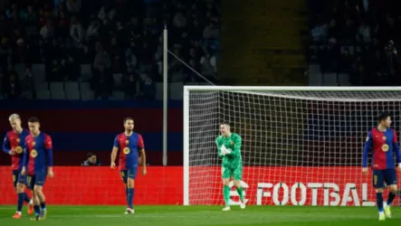 برشلونة يعلن إصابة نجمه.. صدمة جديدة لـ فليك