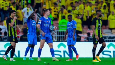 الغامدي يثير غضب ثلاثي الهلال بـإشارة مستفزة عقب طرد سافيتش