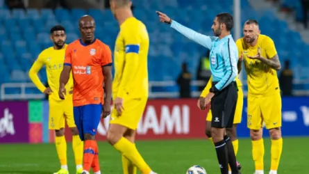 حكم مباراة النصر يفجر غضب لاعبي الفيحاء.. ماذا حدث؟