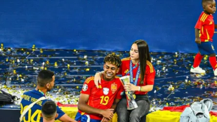 من هي صديقة لامين يامال التي سرقت الأضواء في احتفالات اليورو ؟