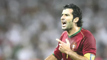 مرحبا بعودة لويس فيجو!.. برشلونة يستقبل الخائن في مقاعد كبار الزوار