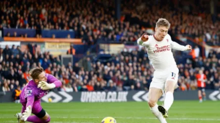 مانشستر يونايتد يهزم لوتون تاون في مباراة مثيرة بالدوري الإنجليزي