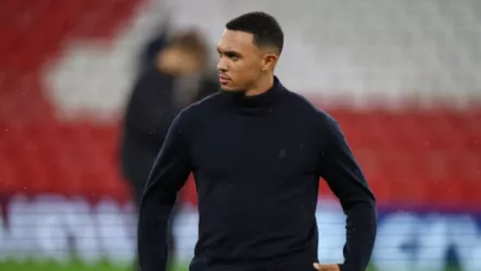 مشاعر مختلطة.. كيف استقبلت جماهير ليفربول الخائن أرنولد والأسطورة ألونسو؟