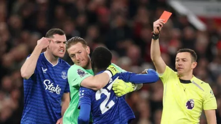 لاعب إيفرتون يعتذر عن واقعة ضرب زميله ضد مانشستر يونايتد