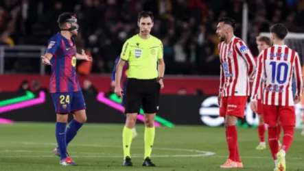 بعد الأحداث المثيرة.. تقييم حكم مباراة برشلونة وأتلتيكو مدريد في قمة الدوري الإسباني