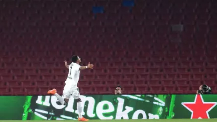 شاهد ملخص الشوط الأول: سيطرة سلبية لـ برشلونة.. وفعالية قاتلة لآينتراخت فرانكفورت