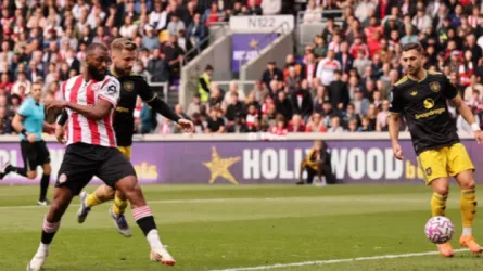  نجم برينتفورد يتفوق على كبار البريميرليج.. ويخطف جائزة الشهر