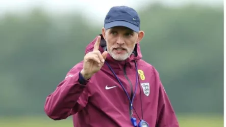 هذا ليس عقابا .. مدرب الأسود الثلاثة ينفي تجاهل نجم مدريد