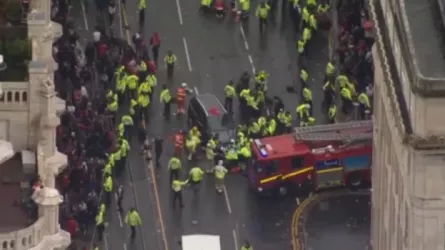 فيديو| شاهد سيارة تدهس مشجعي ليفربول خلال احتفالات الدوري الإنجليزي