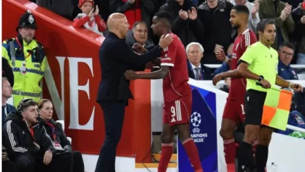 سلوت ايزاك رغم غيابه عن التهديف.. سلوت يتغنى بنجمه الجديد