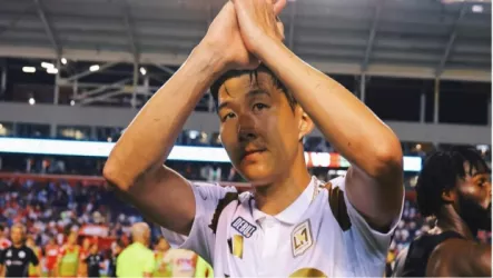  رغم الإغراءات الأوروبية .. سون يتمسك بمنافسة ميسي