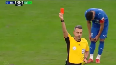 خبير تحكيمي يفجر مفاجأة بشأن بطاقة ناصر الدوسري الحمراء ..ما الأمر؟