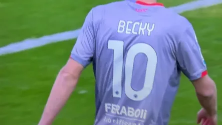  ارتدي قميص باسم زوجته.. جيمي فاردي يخطف الأضواء في الدوري الإيطالي