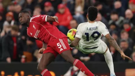 غادر الملعب ضاحكا!.. نجم ليفربول يشعل غضب الجماهير بعد الخسارة الكارثية أمام نوتنجهام