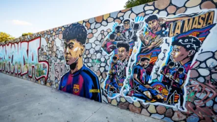  من لا ماسيا إلى قميص الأساطير.. يامال يحمل الرقم 10 في برشلونة رسميا