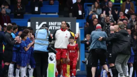  فيديو| ممر شرفي تاريخي من تشيلسي لليفربول بعد التتويج بالدوري الإنجليزي