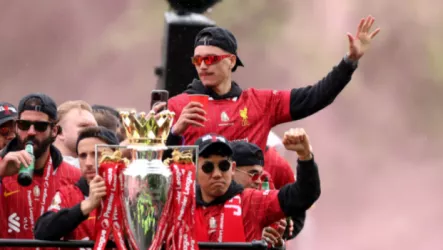  فيديو| شاهد احتفالات ليفربول في الشوارع بلقب الدوري الإنجليزي 