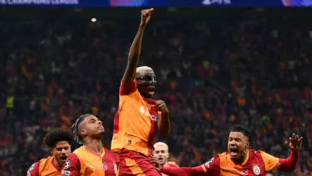  شاهد| دموع أوسيمين تهز إسطنبول.. لفتة إنسانية رائعة من جماهير غلطة سراي تخطف الأضواء