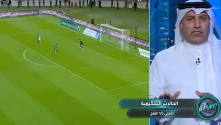 خبير تحكيمي يوضح سبب عدم طرد لاعب الفتح بعد تدخله على محرز وحالات الأهلي المثيرة