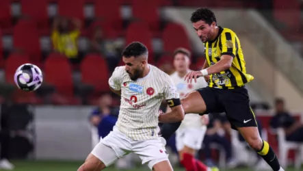 عوار يشعل الشباك.. الاتحاد يتقدم على ضمك بهدف عالمي في الشوط الأول