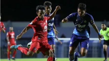 شاهد بالفيديو.. عامل صيانة يتسبب في إصابة خطيرة في الدوري التايلاندي