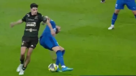 خبير تحكيمي يوضح لماذا ألغى القانون مطالبة الهلال بركلة جزاء ضد الخلود في الكأس