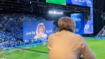 الوليد بن طلال يتبادل التحية مع جماهير الهلال أمام نيوم.. ولافتة تخطف الأنظار