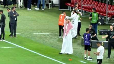 رئيس نادي الخلود يخطف الأضواء مع جماهير الهلال في نهائي كأس الملك.. فيديو