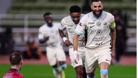 بنزيما يكتسح الخلود بثلاثية تاريخية.. والاتحاد يضرب برباعية نظيفة