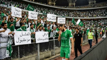غليان في مدرج الأهلي .. مخاوف صفقة كريم بنزيما تتزايد واتهامات بمجاملة الهلال