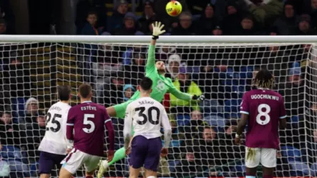 فيديو| بداية فليتشر المتعثرة.. مانشستر يونايتد يكتفي بالتعادل مع بيرنلي في ليلة مثيرة