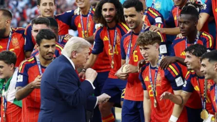 خطف الأضواء برقصته الشهيرة.. كيف فاجأ ترامب لاعبي إسبانيا فوق منصة التتويج؟