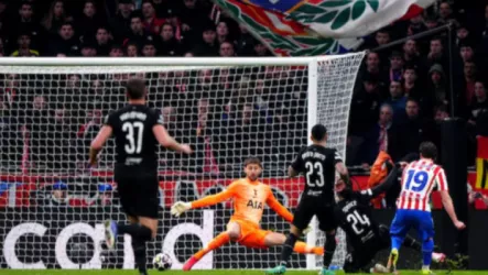 شاهد بالفيديو.. لقطة طريفة لمشجع أتلتيكو مدريد تتصدر التريند عالمياً