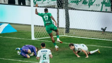  الأهلي يقسو على الاتفاق برباعية ويواصل مطاردة صدارة دوري روشن