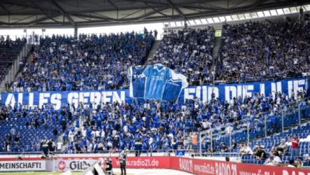  شاهد |لقطة صادمة .. قائد الألتراس يوبّخ اللاعبين والمدرب من أرض الملعب