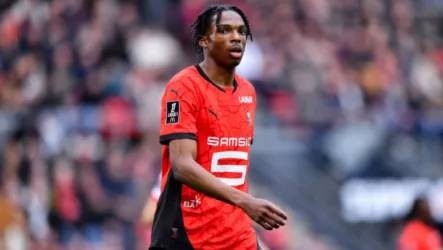  صراع الصيف يشتعل مبكرًا.. ليفربول يصارع تشيلسي لخطف مدافع رين